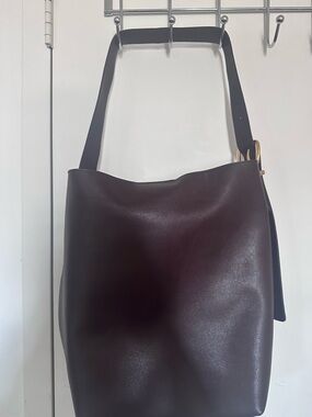 Madewell Essential Bucket Bag in Chocolate Raisin